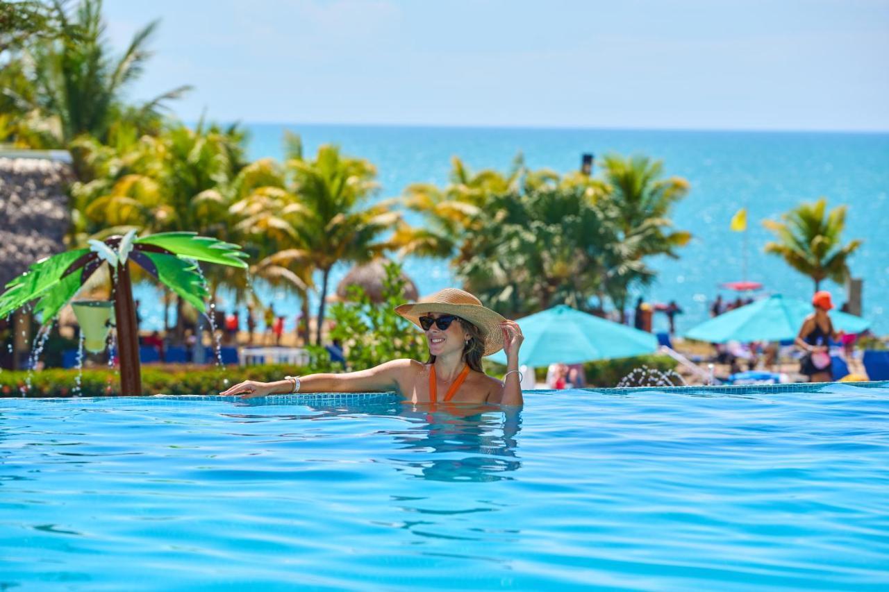 圣克拉拉 Gran Evenia Bijao酒店 外观 照片 A woman in a swimming pool