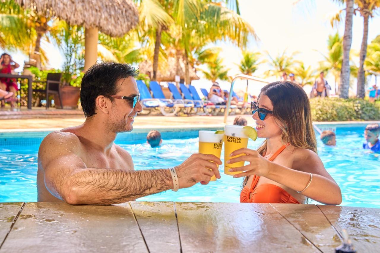 圣克拉拉 Gran Evenia Bijao酒店 外观 照片 A couple drinking Presidente at a pool