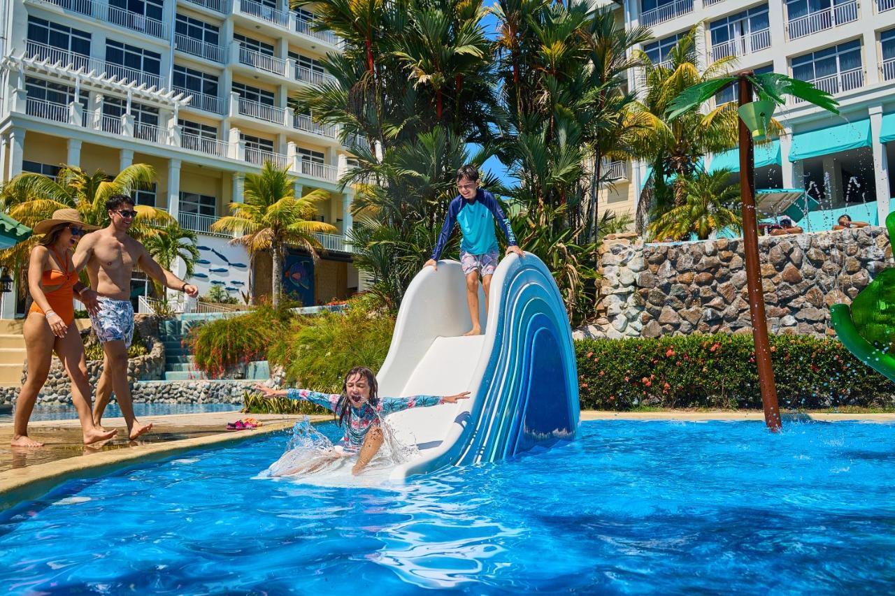 圣克拉拉 Gran Evenia Bijao酒店 外观 照片 A water slide at the pool