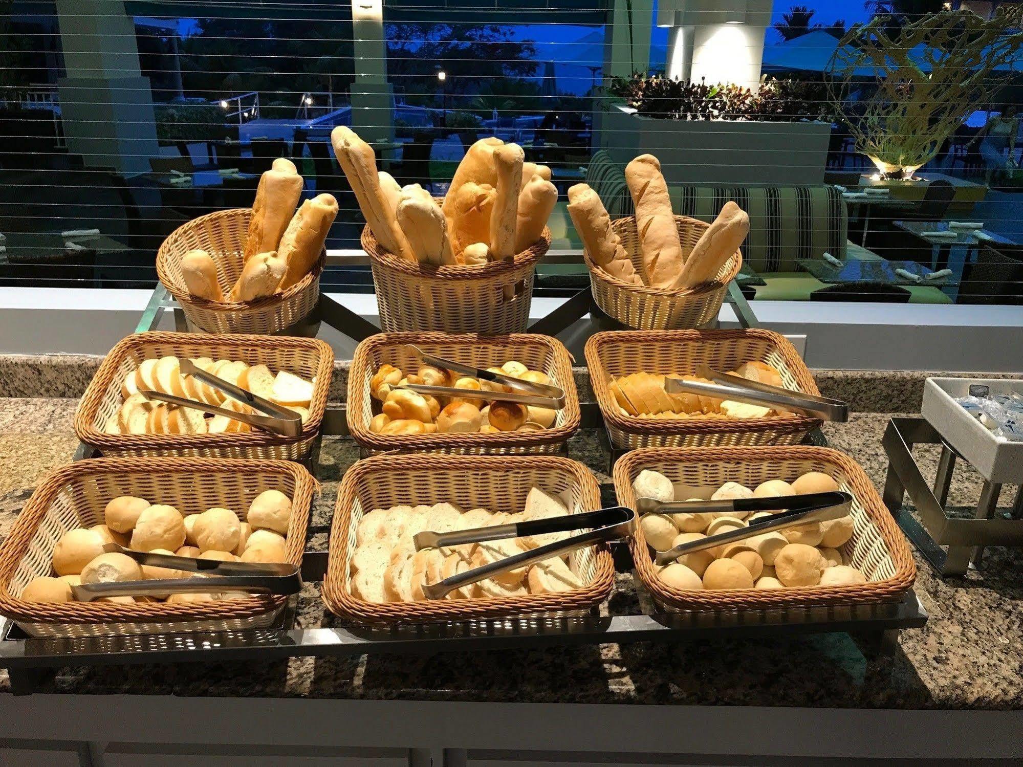 圣克拉拉 Gran Evenia Bijao酒店 外观 照片 Bread at a buffet